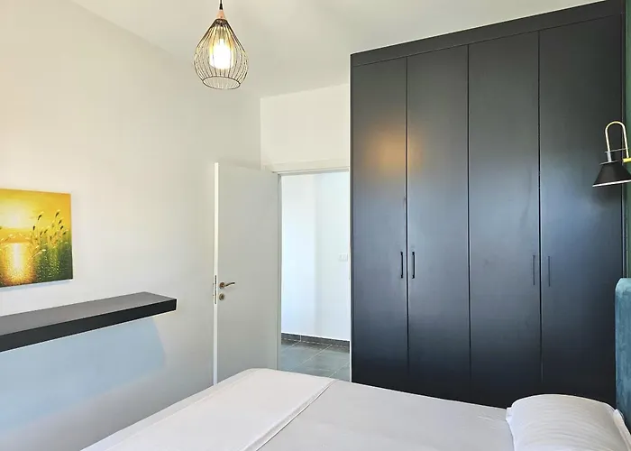 Christine Sunny Corne 004 *