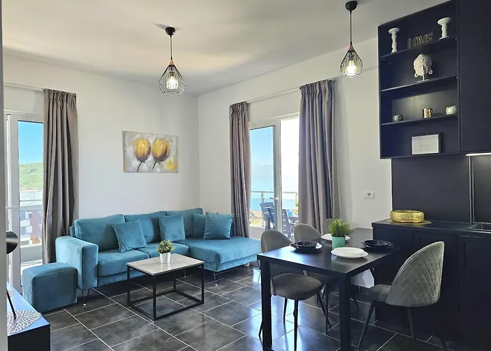 Christine Sunny Corne 004 Saranda