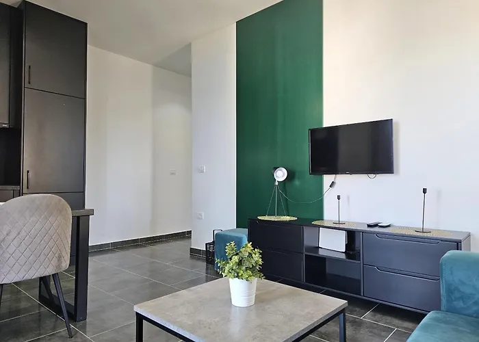 Christine Sunny Corne 004 * Sarandë